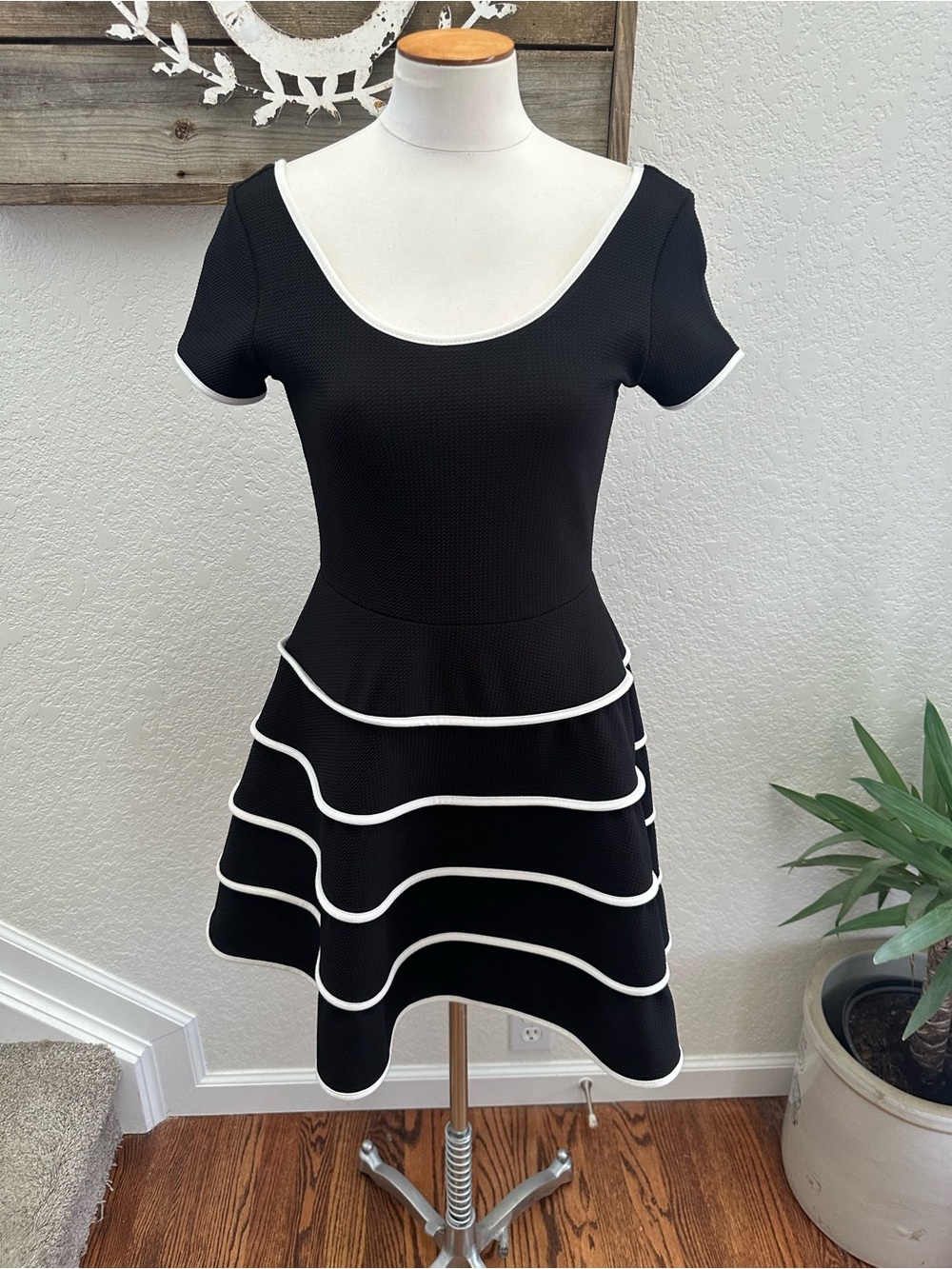 Soprano Black and White Scoop Neck Fit-and-Flare Dress‎ size large NWT